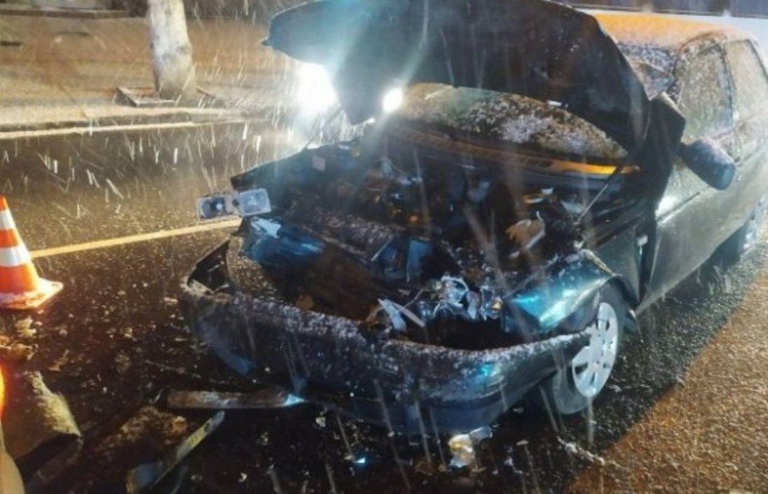 ДТП у Луцьку: легковик врізався в маршрутку, водія вирізали з розбитого авто (фото)