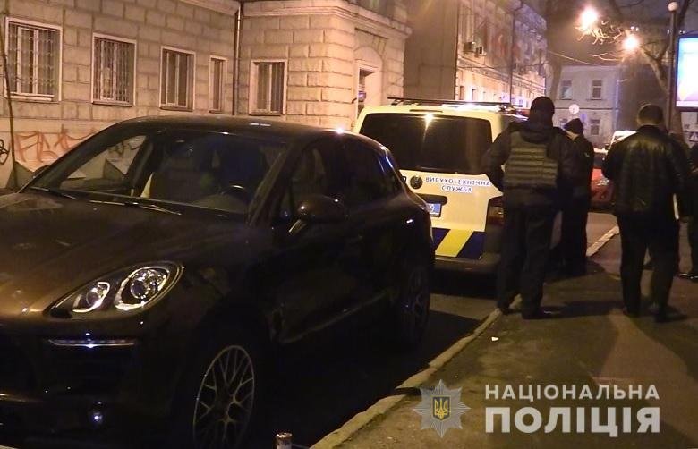 У Києві чоловік намагався прикріпити до чужого авто трекер для стеження