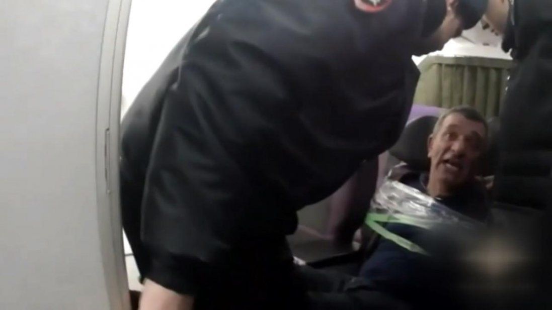 У Росії пасажира літака примотали скотчем до крісла (відео)
