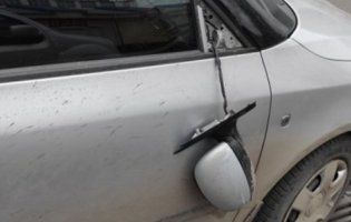Конфлікт між пішоходом і водієм у Луцьку закінчився бійкою і потрощеним автомобілем (фото)