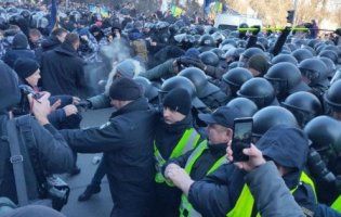 У хід ідуть вогнегасники, палиці та газ – сутички у Києві (відео)