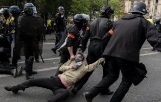 Фаєри, камені, пляшки: у Києві зіткнулися протестувальники та поліція