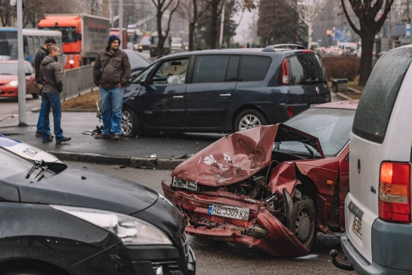 У Дніпрі авто після ДТП викинуло на пішохідний перехід