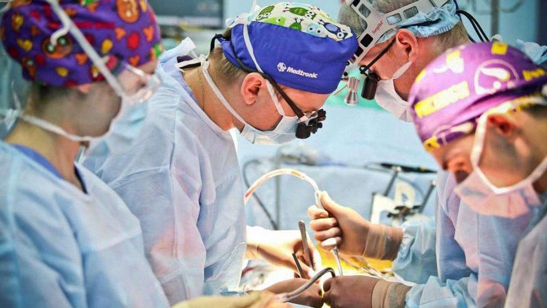 У Луцьку лікарі зупинили серце пацієнта на 2 години (фото 18+)