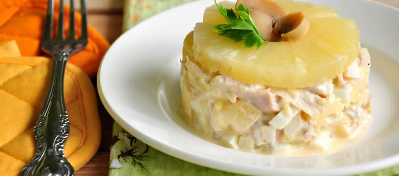 Рецепт класичного салату з куркою та ананасами