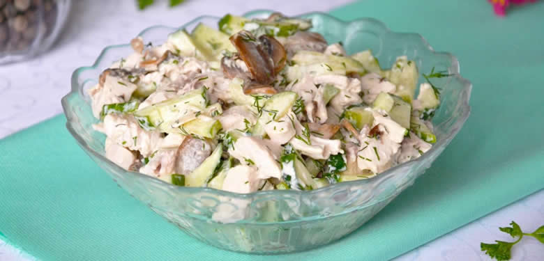 Рецепт салата з куркою, капустою та грибами