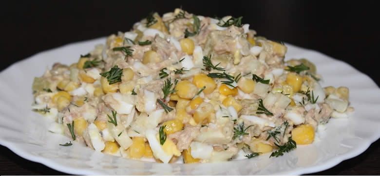 Рецепт салата з кукурудзою та консервованим тунцем