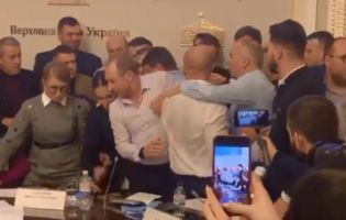 Кива, Тимошенко та інші нардепи вночі почубилися у Верховній Раді (відео)