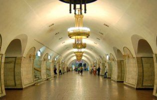 В Києві закрили одну з центральних станцій метро через «замінування»