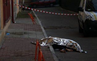 У Києві з вікна багатоповерхівки випала дівчина (фото 18+)
