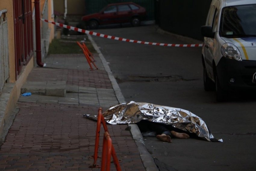 У Києві дівчина випала з вікна