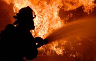 У Києві горить будинок, є загиблі