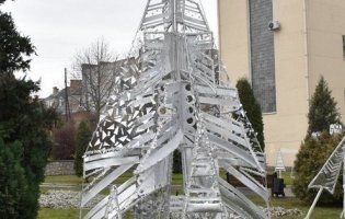 У Луцьку вандали потрощили новорічну інсталяцію (фото)