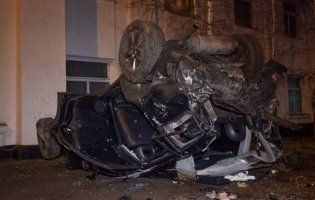 Жахлива аварія в Дніпрі: авто врізалося в будівлю і перекинулося (фото)