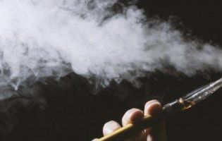 В Україні хочуть заборонити куріння вейпів у громадських місцях