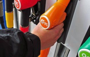 Після зустрічі з Зеленським оператори АЗС знизили ціни на пальне