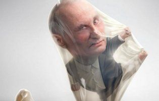 У Бразилії Путіна «запихнули» в презерватив (фото)