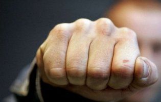 Бив по голові: у Запоріжжі маршрутник накинувся на пасажира на милицях