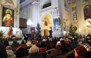 Фото різдвяної служби в костелі святих Петра і Павла в Луцьку