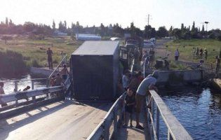 У Миколаївській області фура проломила міст (фото+відео)