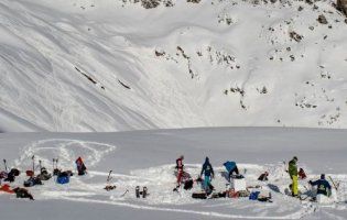 В Альпах снігова лавина накрила групу лижників (відео)