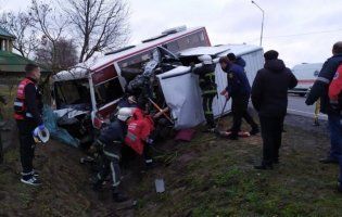 На Волині через масштабну ДТП двох людей затиснуло конструкціями (фото)