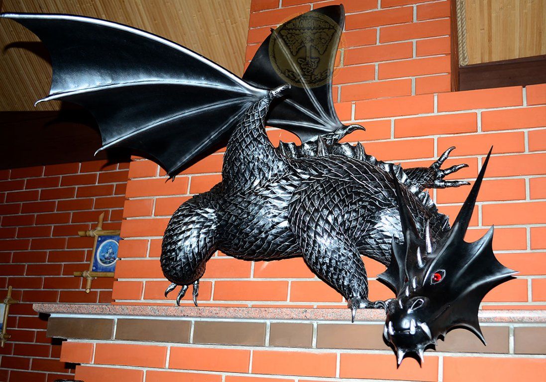 На даху будинку мешкає п'ятиметровий дракон, який символізує цілу родину