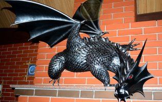 На даху будинку мешкає п'ятиметровий дракон, який символізує цілу родину