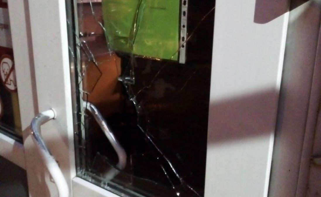 У Луцьку хуліган вдарив машину і розбив двері супермаркету (фото)