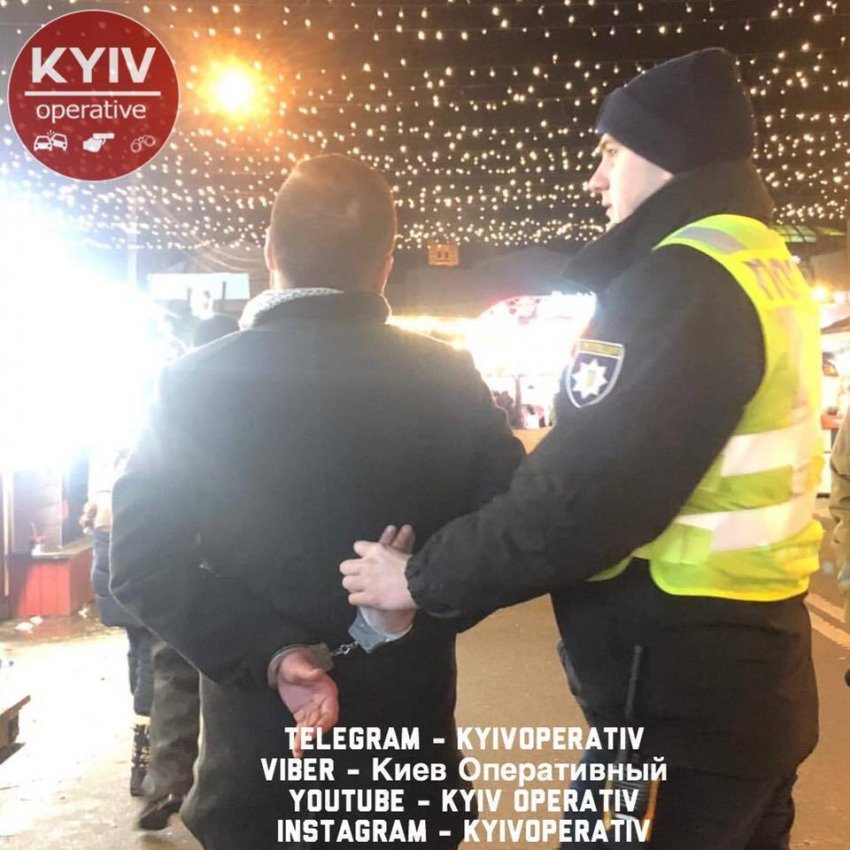 У центрі Києва, на Контрактовій площі, п'яний чоловік розлив два казана з глінтвейном