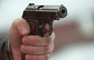 У Миколаєві депутат погрожував поліцейським пістолетом (відео)