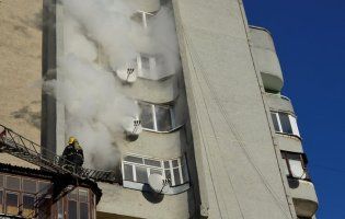 У Луцьку під час пожежі врятували пенсіонерку (фото, відео)