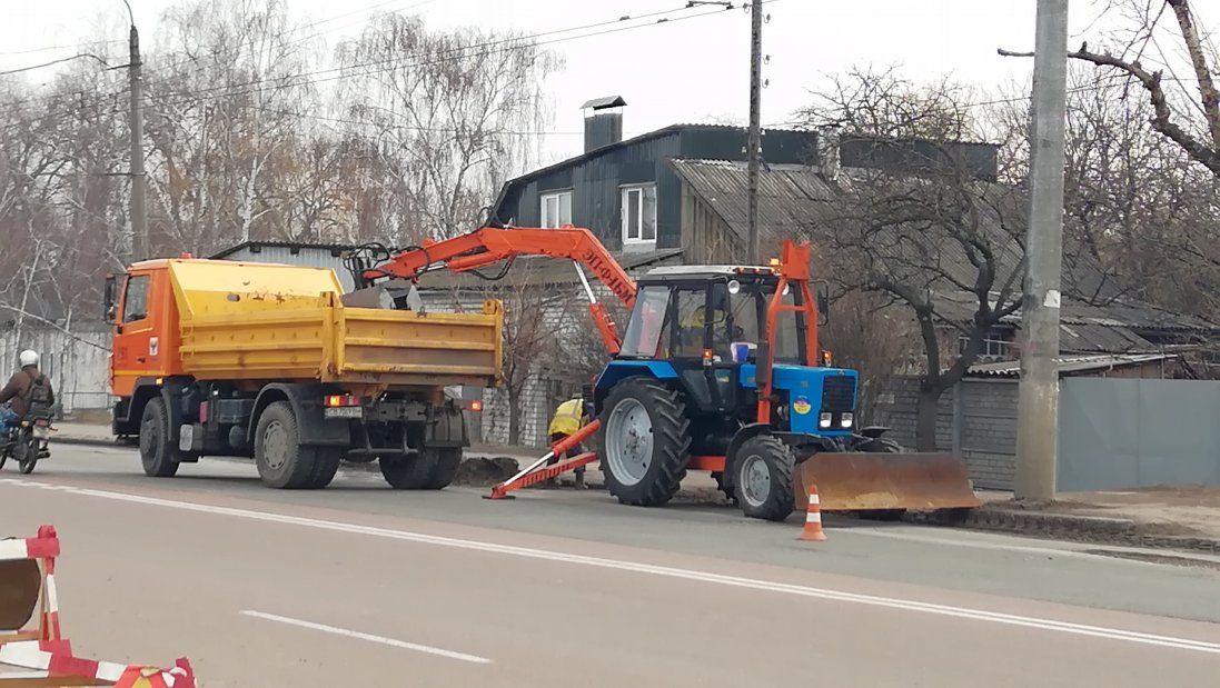 У Луцьку напередодні Різдва чистять вулиці від сміття та бруду (відео)