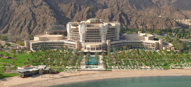 Готель Al Bustan Palace Ritz-Carlton Hotel, де імовірно відпочиває Володимир Зеленський