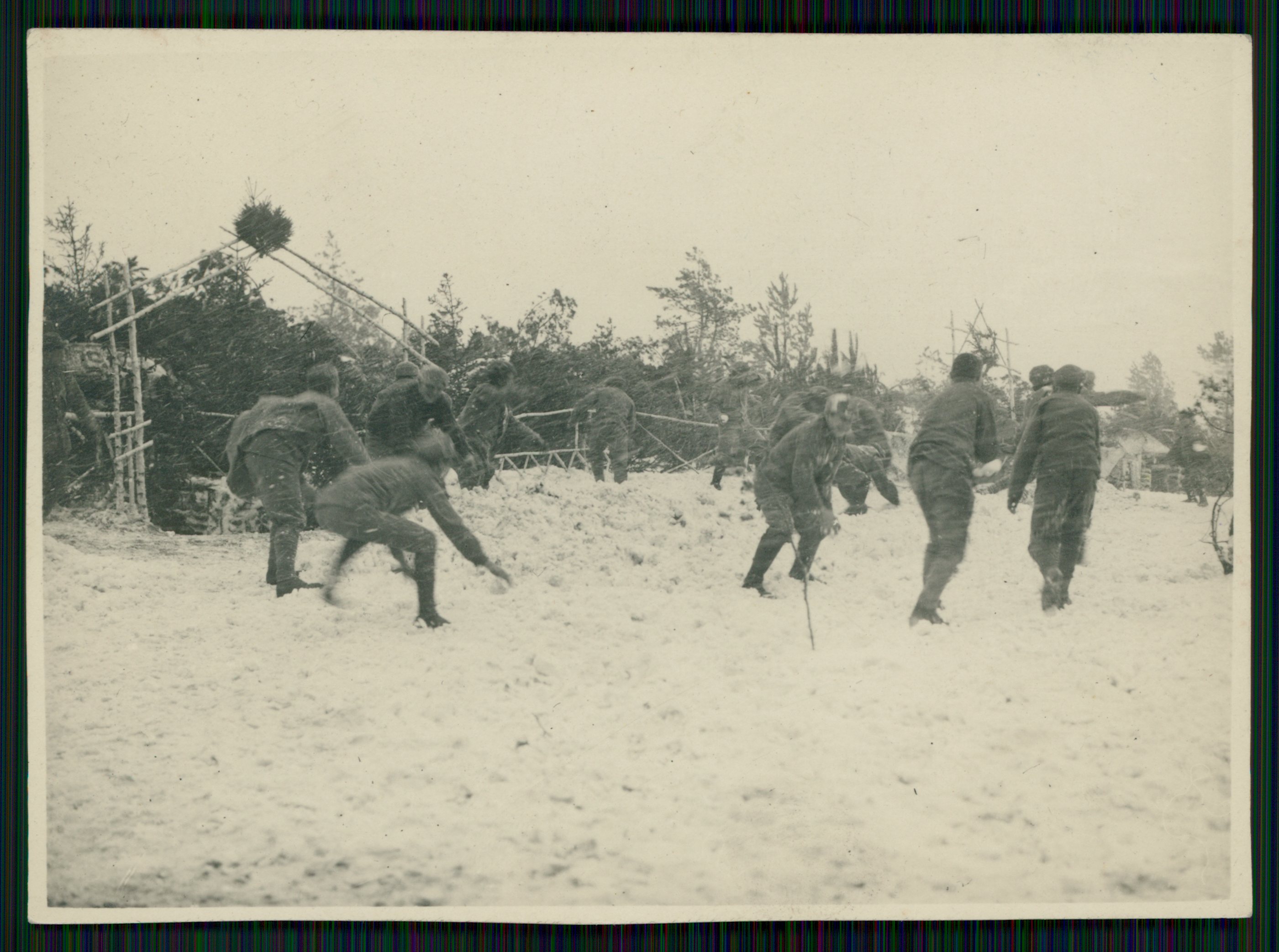 Солдати грають в сніжки