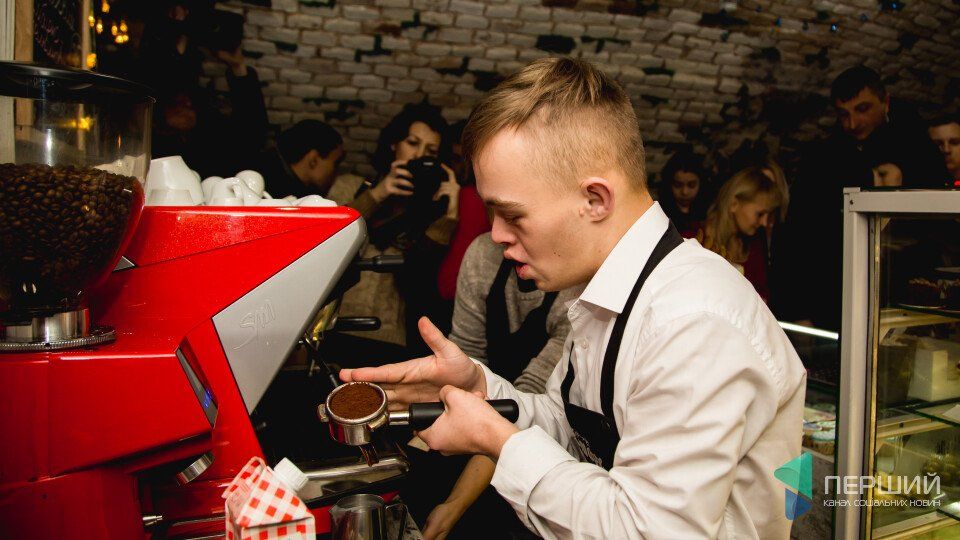 У луцькій кав'ярні працюють люди з синдромом Дауна (фото)