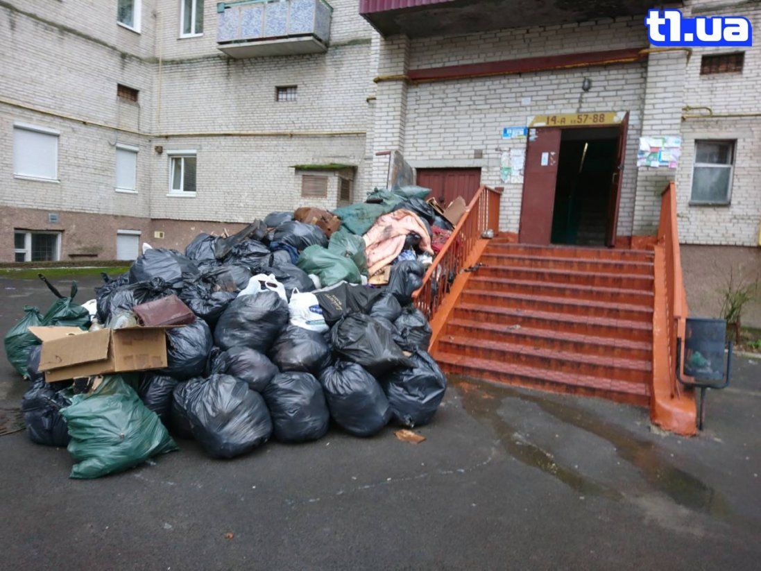 Лучани самотужки вигребли гору сміття з згорілої квартири (фото)
