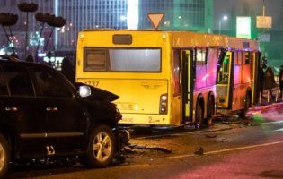 У Києві позашляховик врізався в автобус (фото, відео)