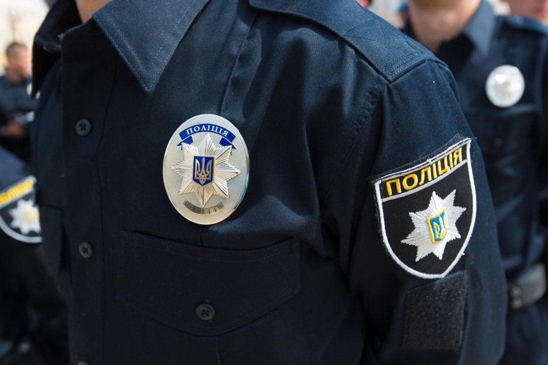 Біля Києва чоловік викруткою продірявив щоку поліцейському