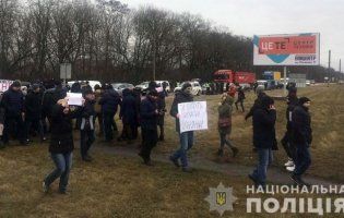 На Рівненщині через протест проти будівництва заводу - довжелезні затори (фото)