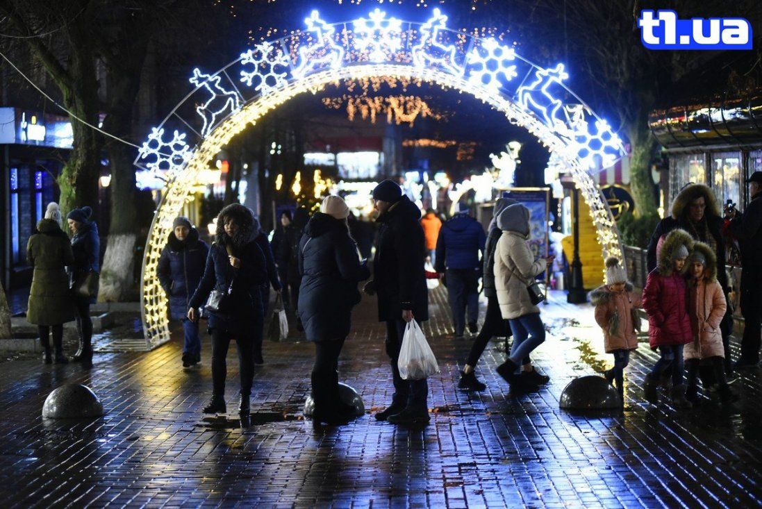 Фото святкового зимового вечора в центрі Луцька