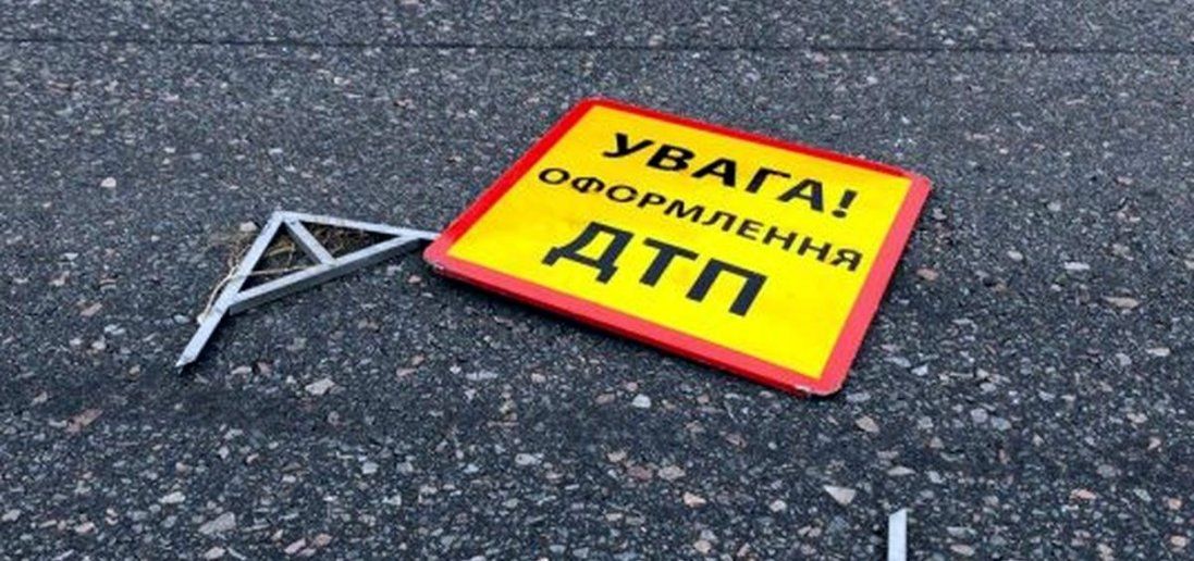 У Луцьку автомобіль зніс дорожній знак (фото)