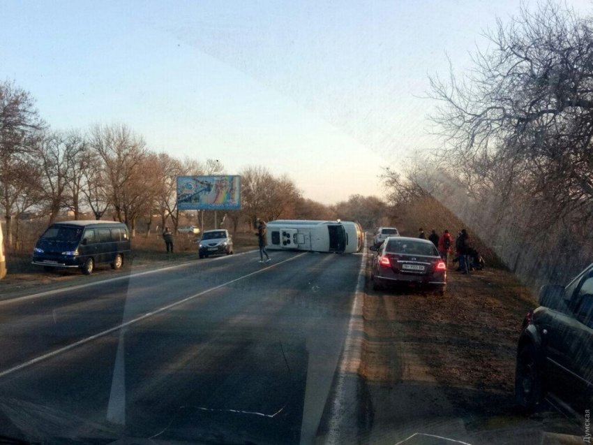 Пасажирський мікроавтобус перекинувся на трасі Одеса-Южне