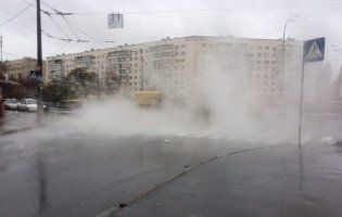 У Києві прорвало теплотрасу (відео)