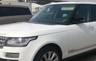 П’яні працівники СТО розтрощили Range Rover клієнта (відео)