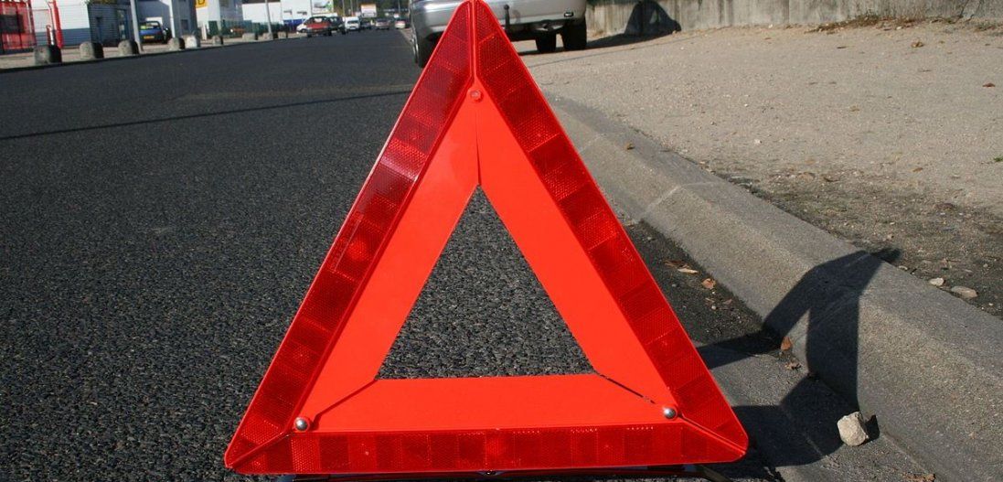 ДТП у Луцьку: відкинутий на тротуар Mercedes травмував жінку