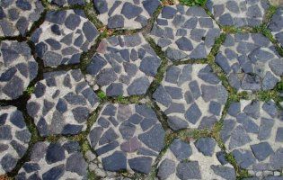 У Луцьку руйнують трилінку в Старому місті