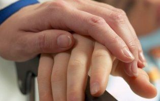 У лікарні Києва дитину привалило трьома металевими дверима (фото, відео)