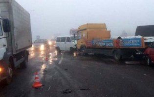 На Рівненщині – масштабна ДТП через туман: зіштовхнулося сім автомобілів (фото)