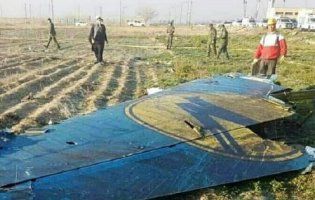 На місці авіакатастрофи літака в Ірані мародери розбирали речі загиблих (відео)